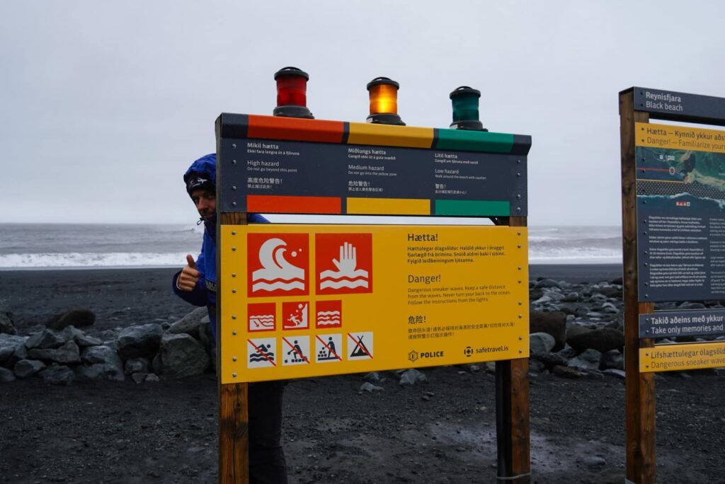 Czarna plaża Reynisfjara w Vik na Islandii. Dlaczego jest tak groźna?