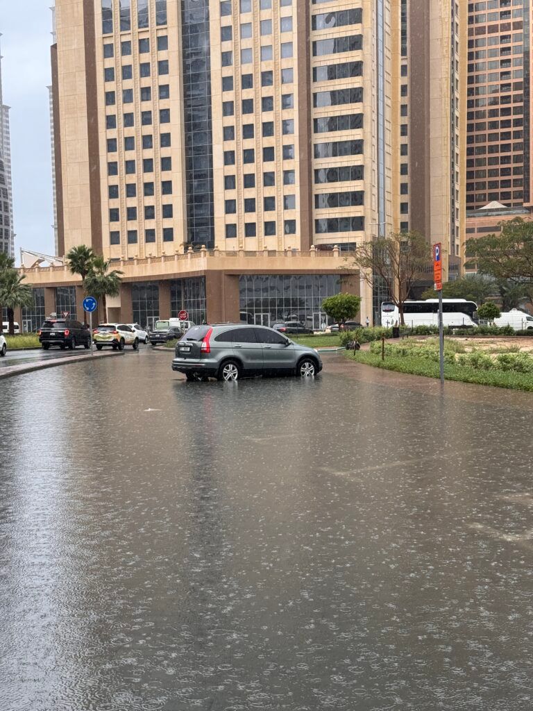 Sztuczny deszcz w Dubaju