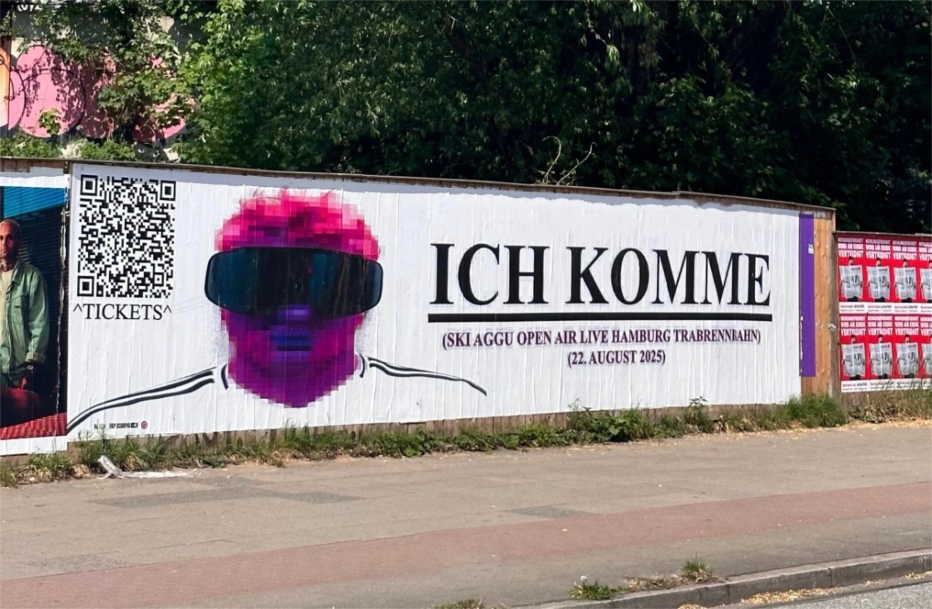 Outdoor Ski Aggu poster with a pink head in goggles, the headline “ICH KOMME” and a ticket QR code.