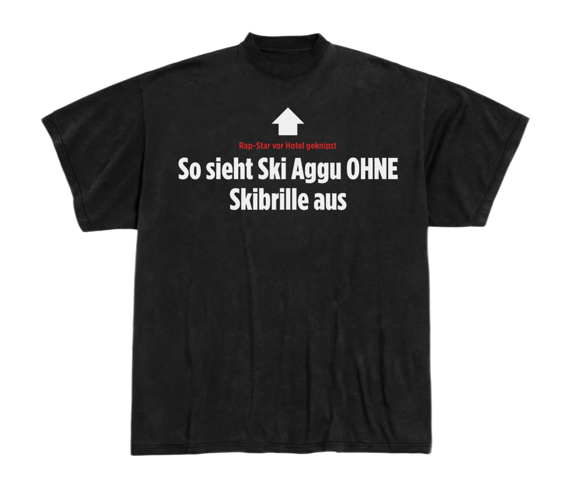 Tabloid-headline T-shirt in black: a white arrow pointing up at the wearer above "So sieht Ski Aggu OHNE Skibrille aus".