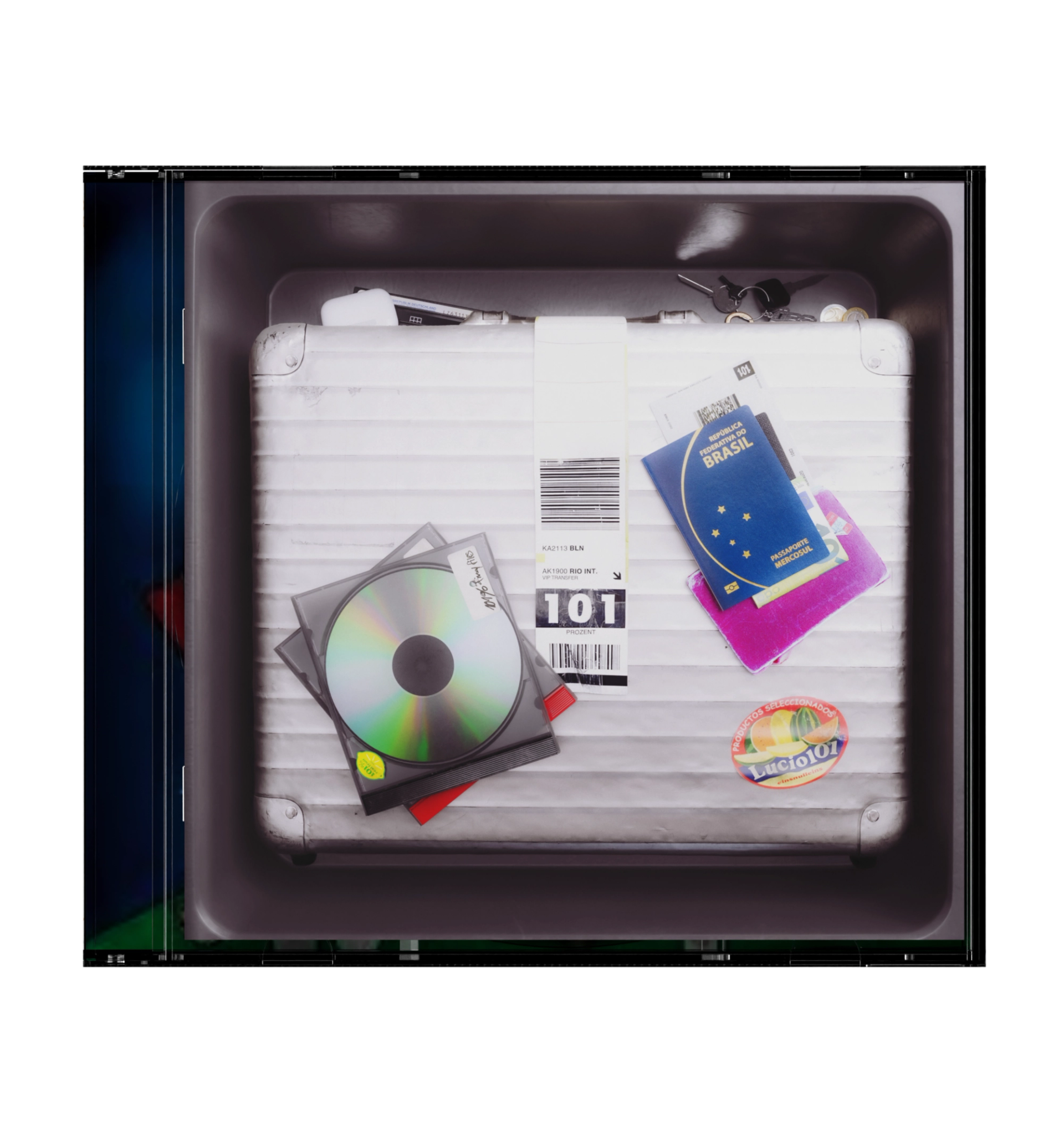 Front cover in a CD jewel case: a silver suitcase in a security tray, topped with a CD, a Brazilian passport and a luggage tag reading "101".