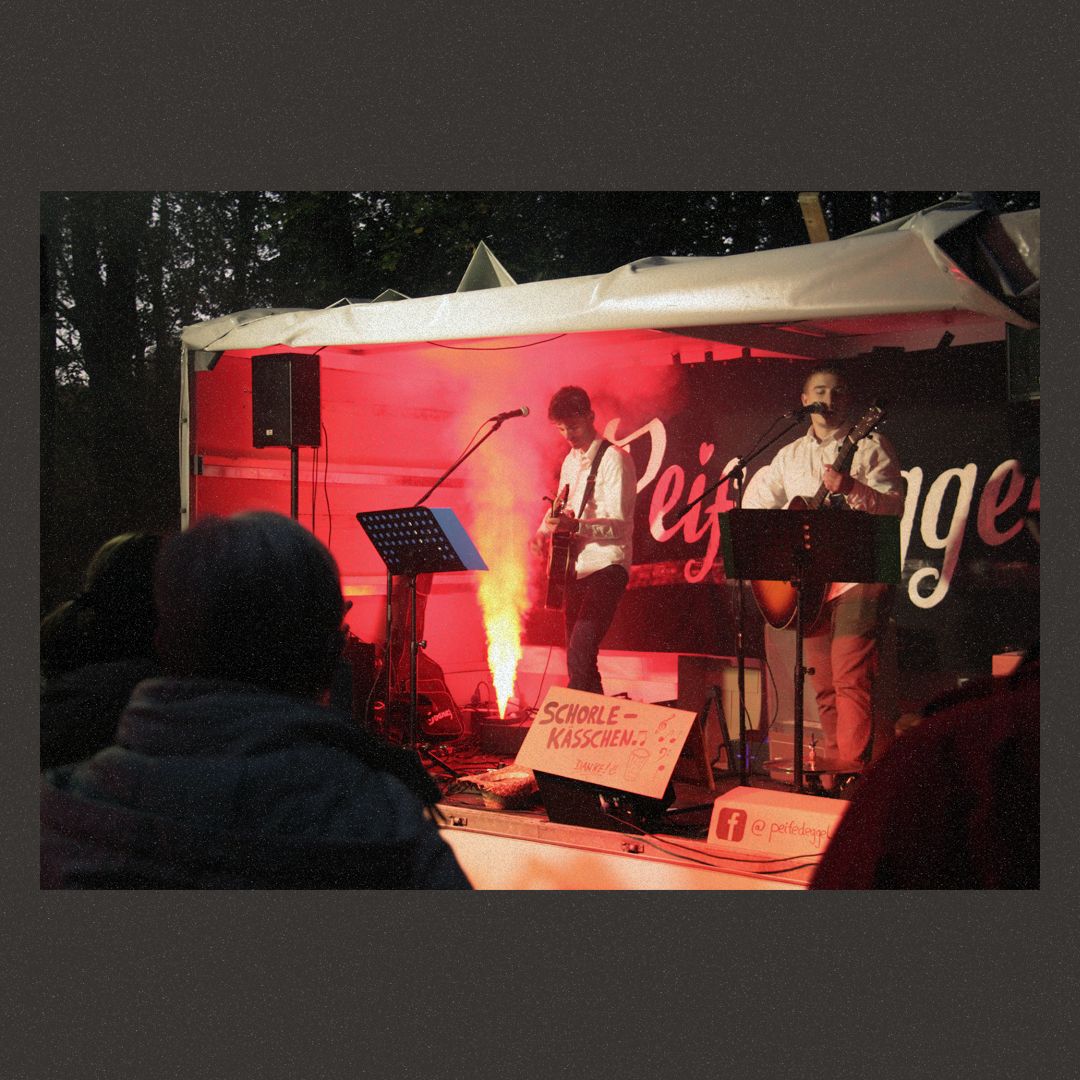 23. Oktober 2021, Abschluss der Weinwanderung Dörrberghütte Waldmohr  #Peifedeggel #Akustik #Gitarrenmusik #Weinwanderung #Waldmohr #Winzer #Wein #Weinwanderung2021 #Schorlegewitter #Nebel #Kusel #Dörrberghütte #Livemusik #Konzert #Live #Rot #Betze #Bengalo #Pfalz