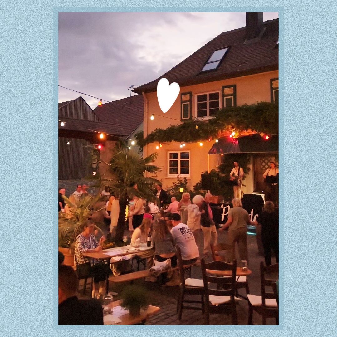 13. Juli 2024, Wein im Hof, @wein.macht.jung Undenheim  #Peifedeggel #Akustik #Gitarrenmusik #Dämmerschoppen #Livemusik #Pfalz #Rheinhessen #Konzert #Weinschorle #Wein #Alzey #Undenheim #Unerum #Mainz #WeingutJung #WeinImHof #DenverJohn #TakeMeHome #CountryRoads #JohnDenver #FritzWunderlich