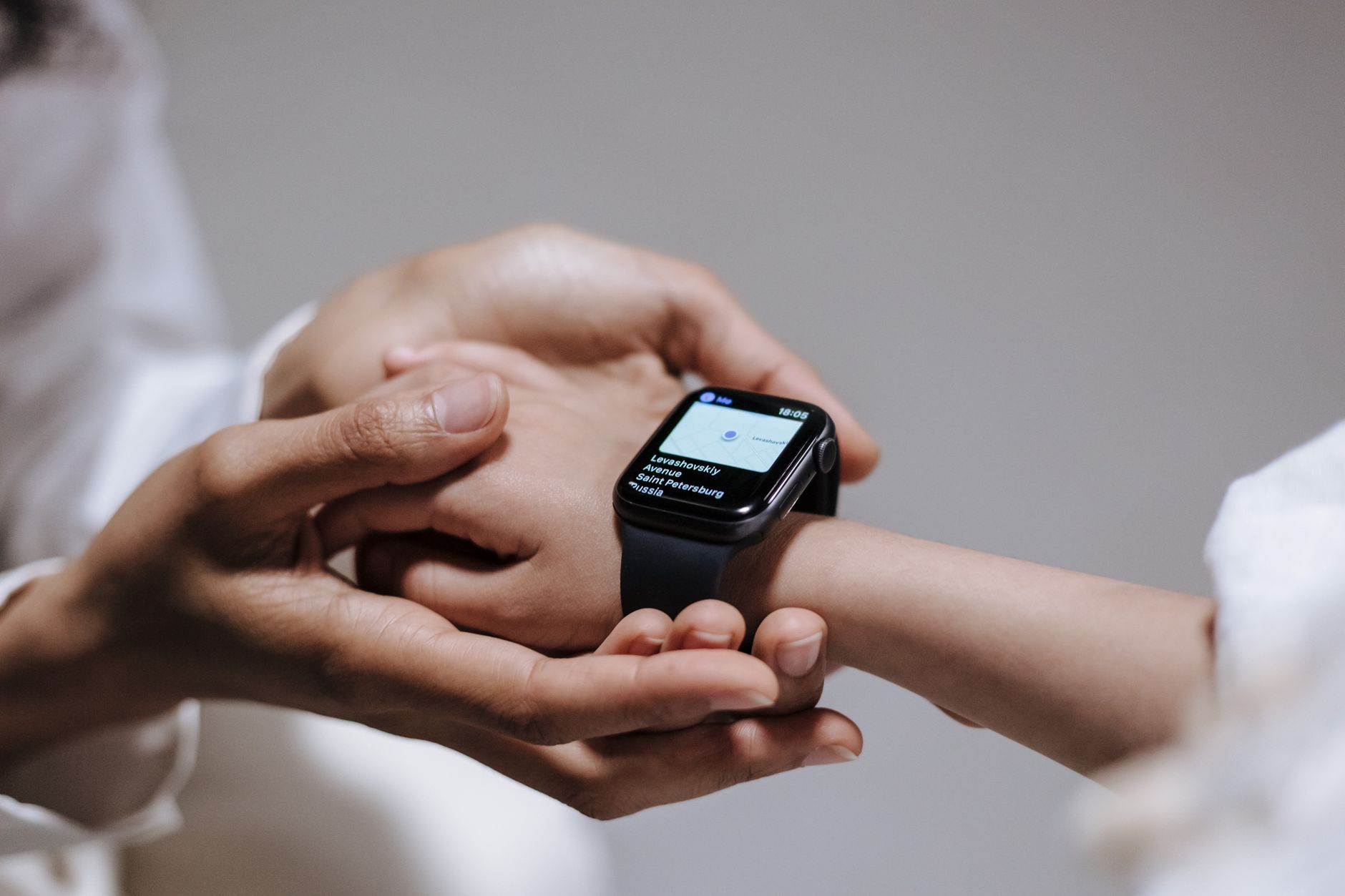 Bezpieczny handel skinami w CS2: Dlaczego dwuetapowa autoryzacja i smartwatch to fundament ochrony ekwipunku?