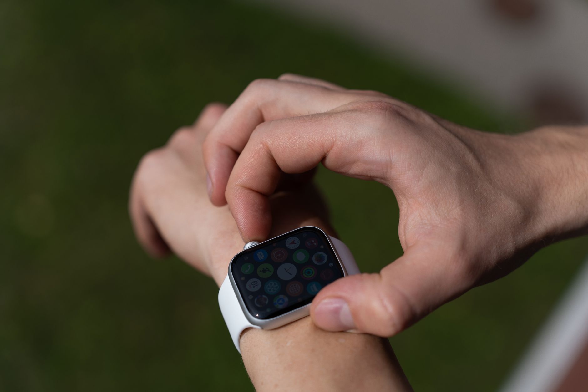 Google patentuje pomiar ciśnienia w smartwatchu. Wystarczy palec