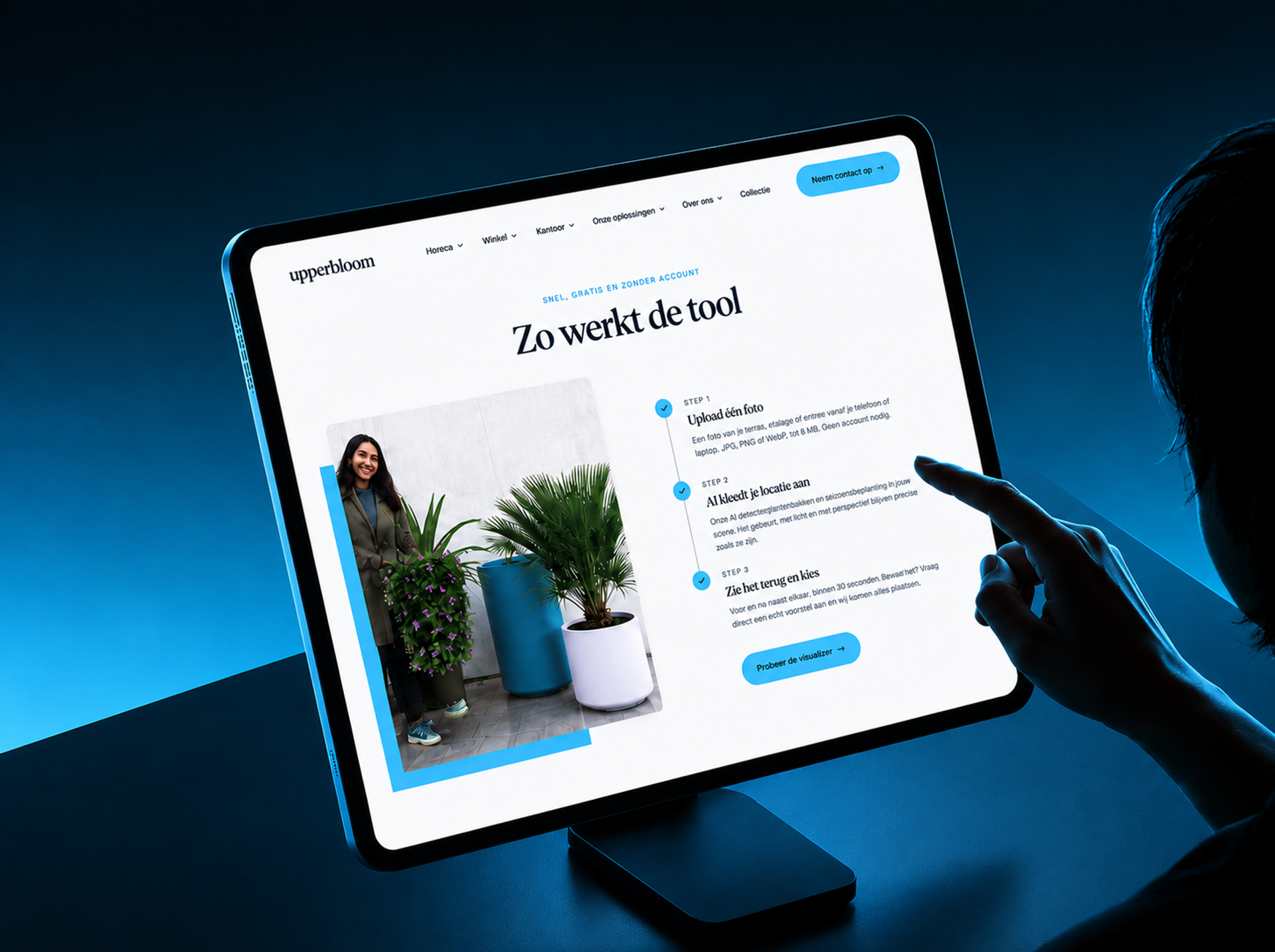 Tablet met de NXTFRAME Visualizer-tool in blauw licht