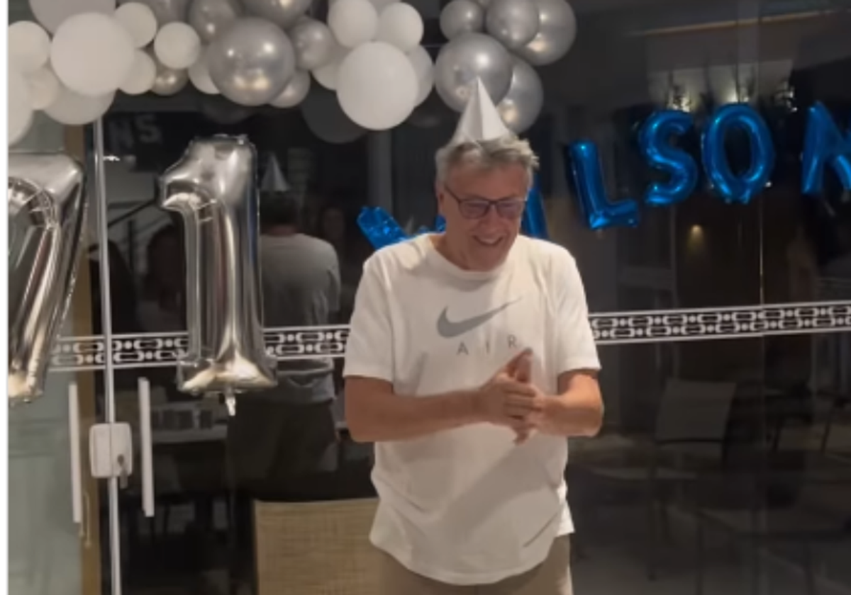 Pai de 71, que nunca teve festa de aniversário, conquista as redes após surpresa do filho; vídeo