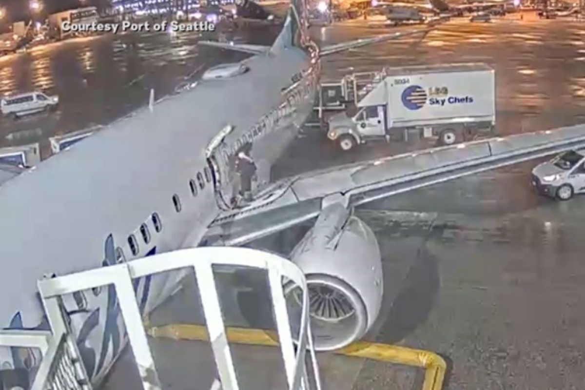 Ansiedade? Mulher sai de avião pela porta de emergência. Vídeo