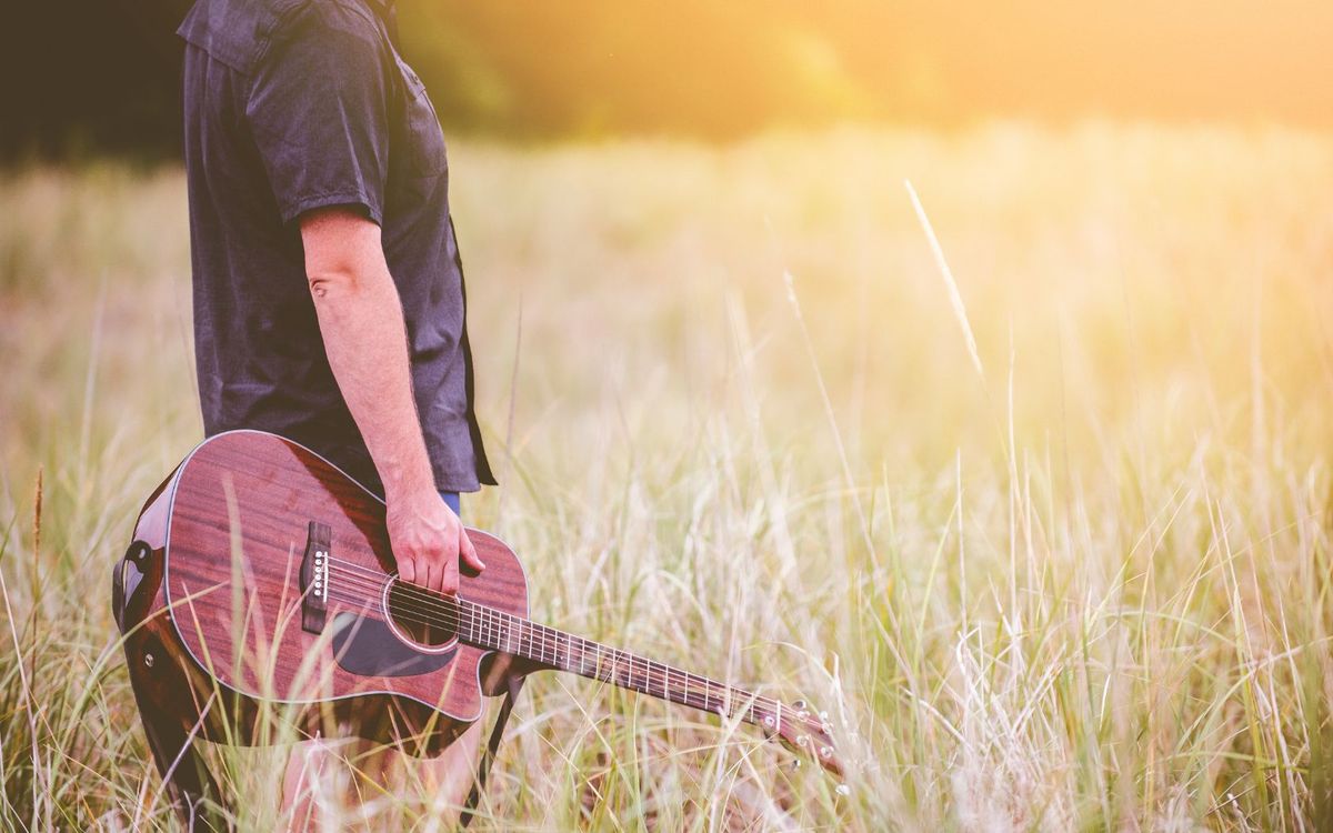 Sertanejo raiz e country: como a música do campo brasileiro encontrou seu espelho