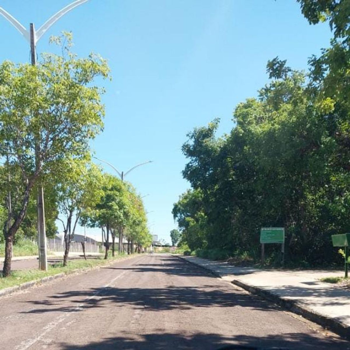 Transitar com motocicleta na calçada é infração gravíssima