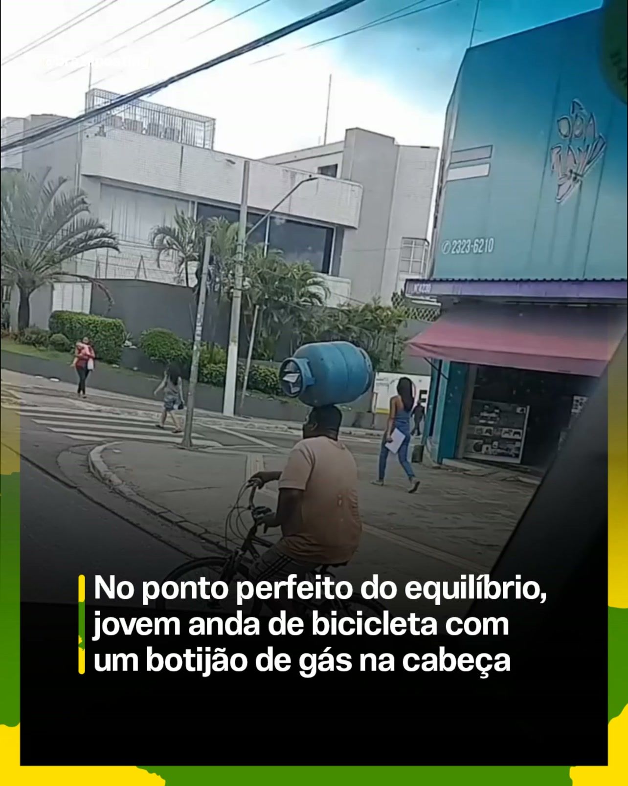 Equilibrista urbano: de bicicleta com botijão de gás na cabeça