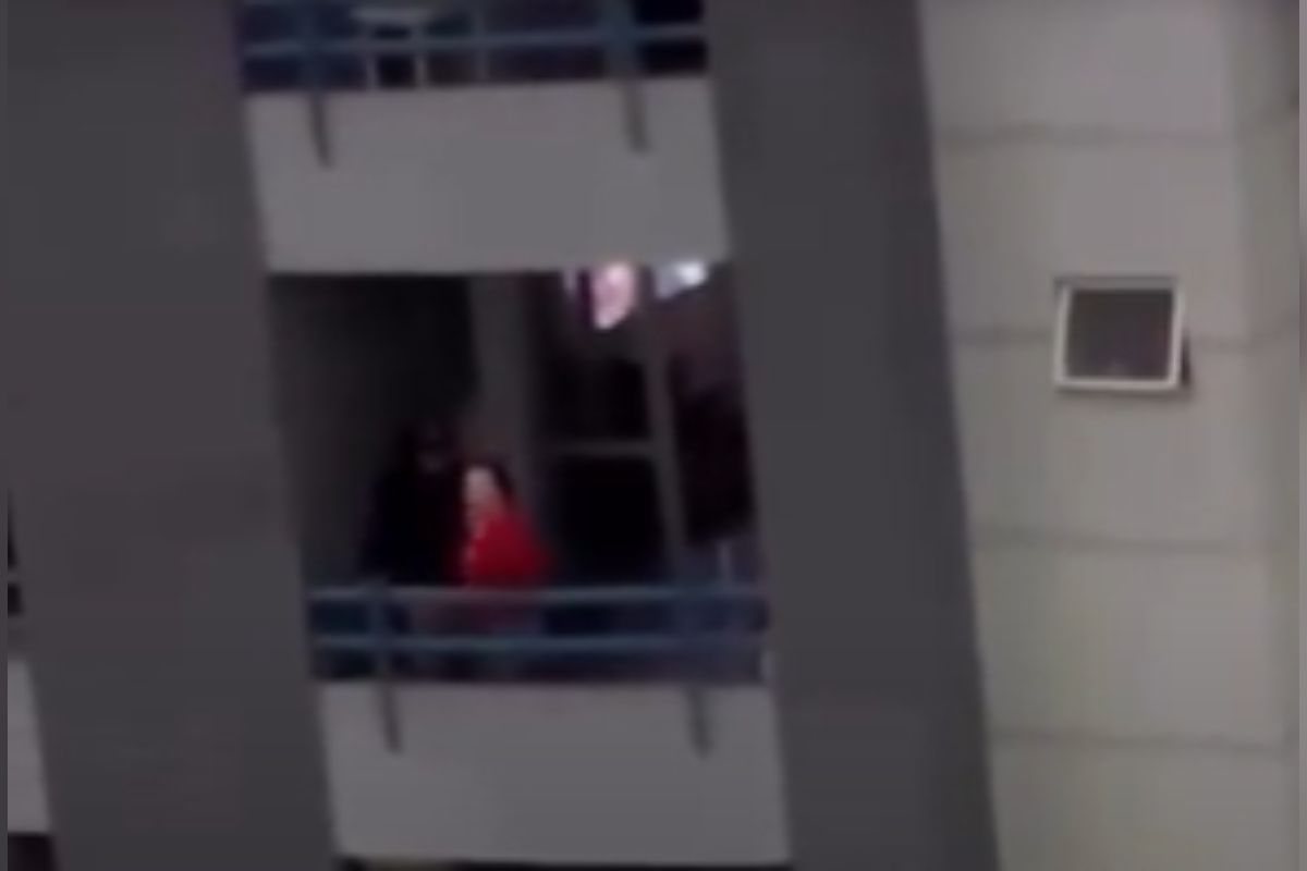 Mulher discute com vizinhos após sexo na sacada:
