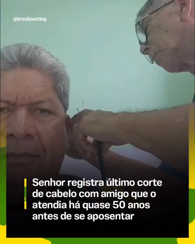 Homem idoso com cabelo grisalho recebe corte de cabelo do barbeiro, que usa óculos. Fundo em tons azuis e verdes.