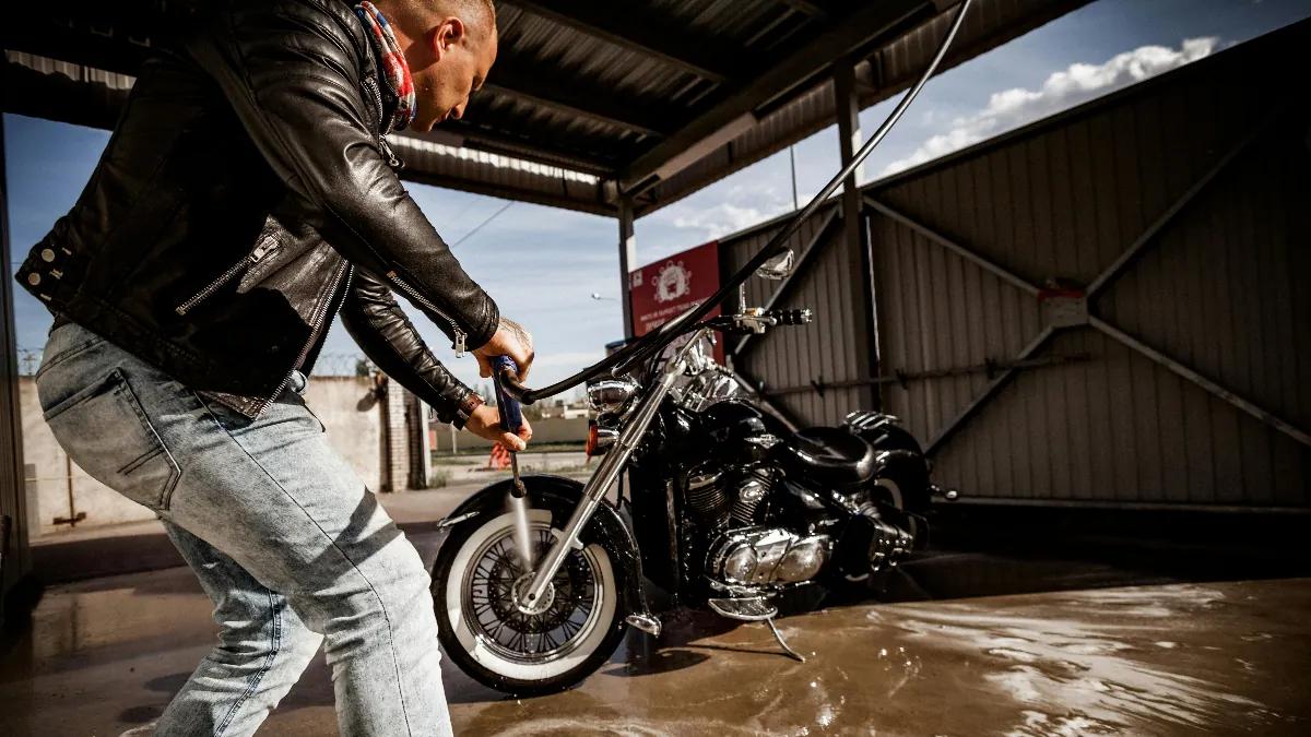 Como Limpar Sua Moto Corretamente: Guia Completo