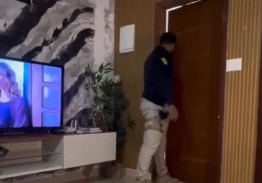 Policial aplica multa à própria esposa por dirigir sem cinto e reação dela viraliza na internet
