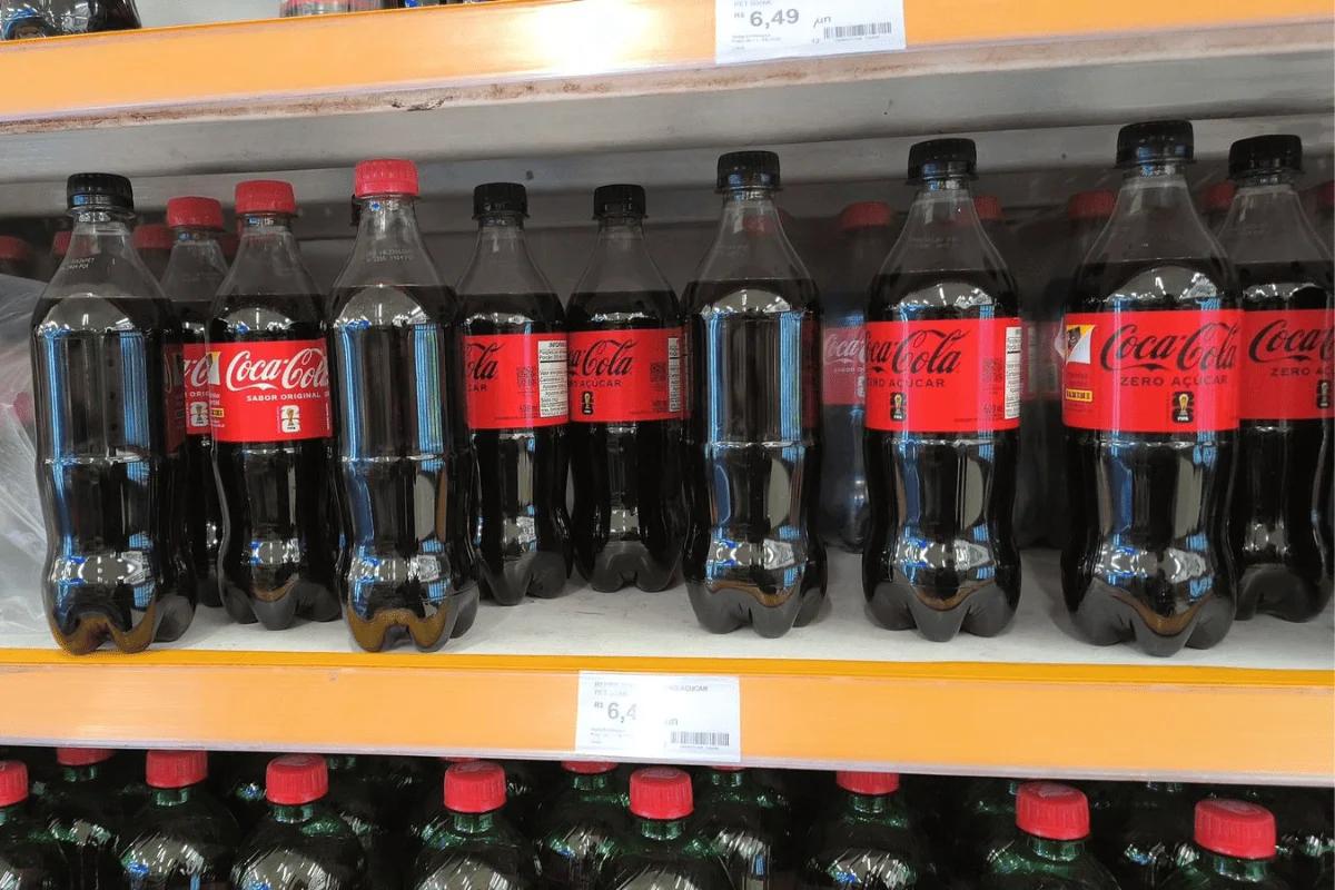 Coca-Cola recolhe garrafas após furto de rótulos com figurinha da Copa