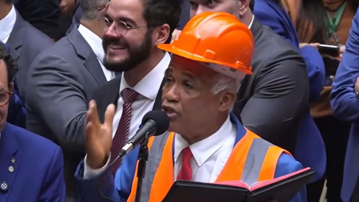 VÍDEO: Pastor Sargento Isidório defende fim da escala 6x1 para 'fazer sexo em paz'
