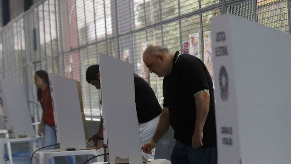 Ministro votando, 'onda' de santinhos, 'BBB' e mais: eleições 2024 rendem memes na web