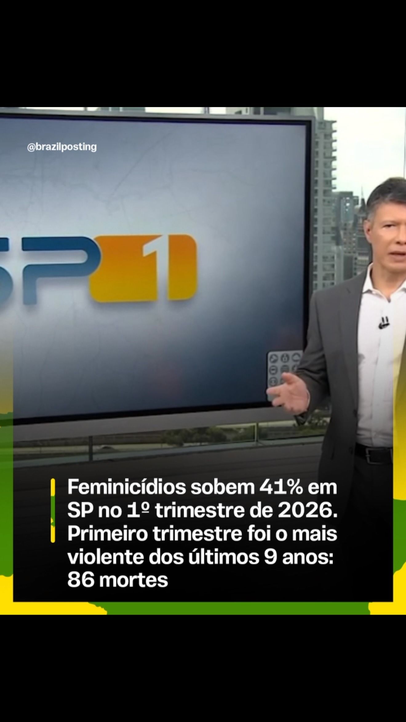 Homem em estúdio de TV em frente a telão com logo de emissora amarela e azul, apresentando dados estatísticos com skyline de edifícios ao fundo.