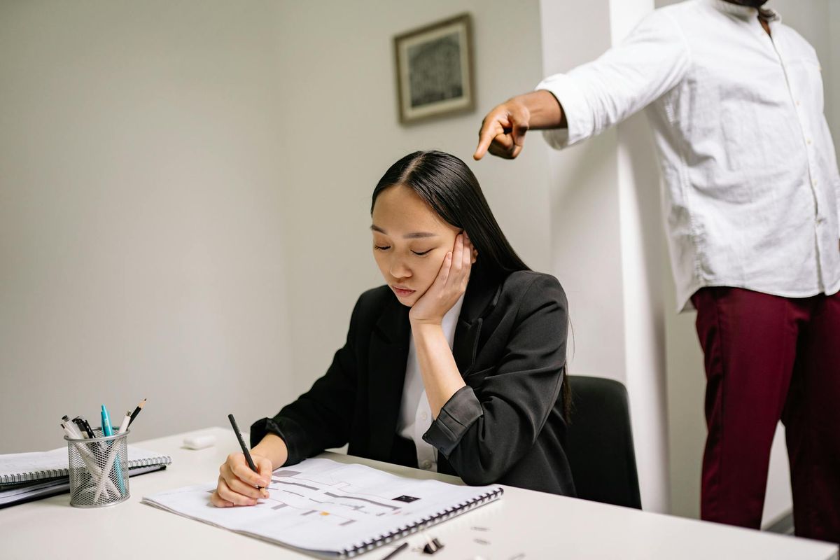 Descubra como coletar evidências de assédio no ambiente de trabalho e tomar medidas legais