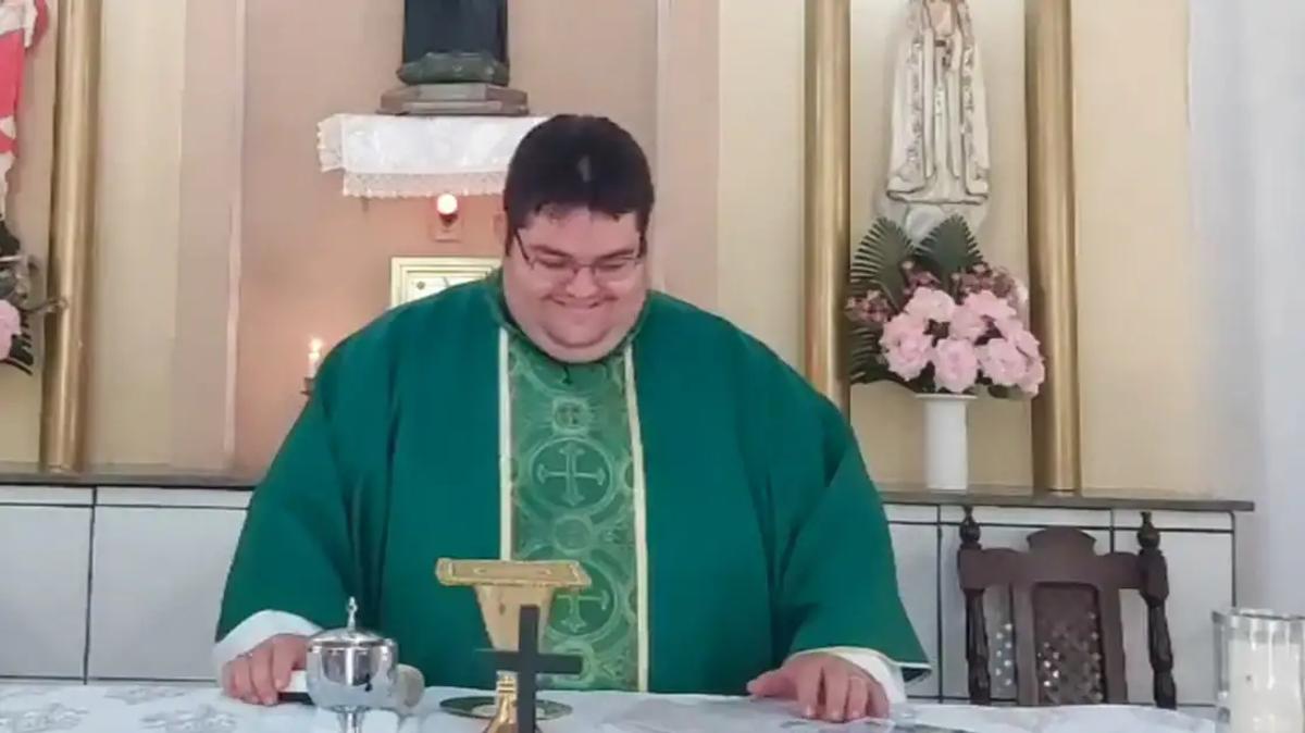Padre cai na risada com versão Calypso de música religiosa em missa no Ceará: 'Susto grandioso'