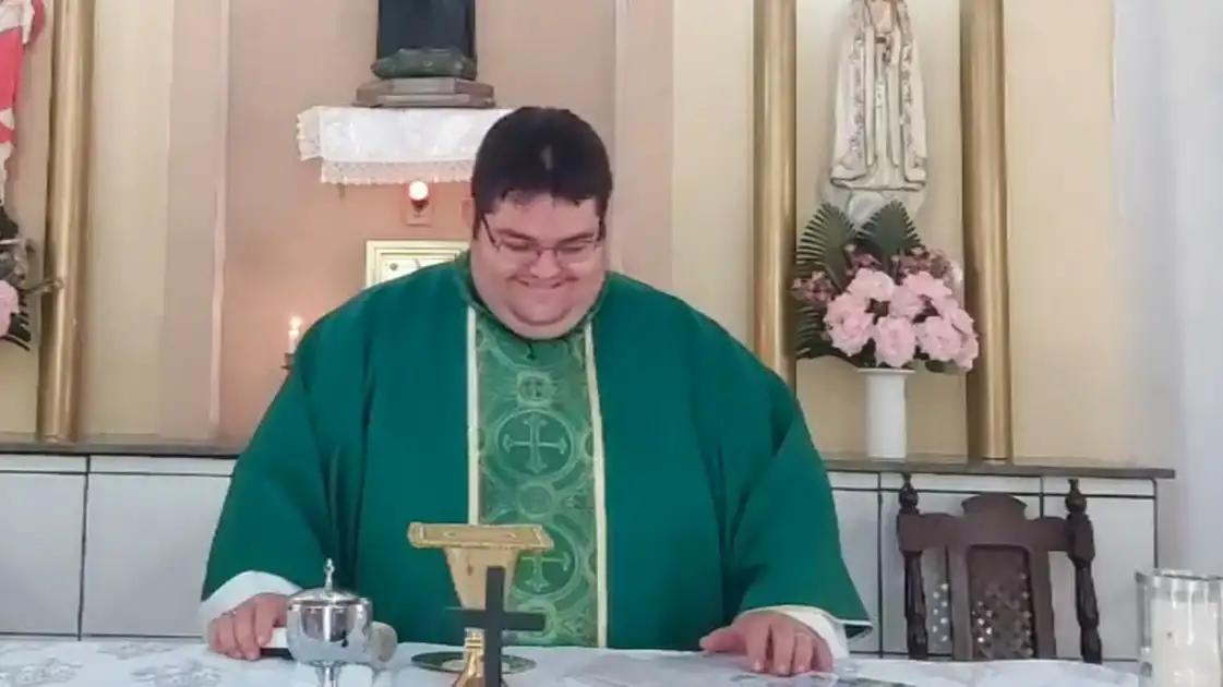 Padre cai na risada com versão Calypso de música religiosa em missa no Ceará: 'Susto grandioso'