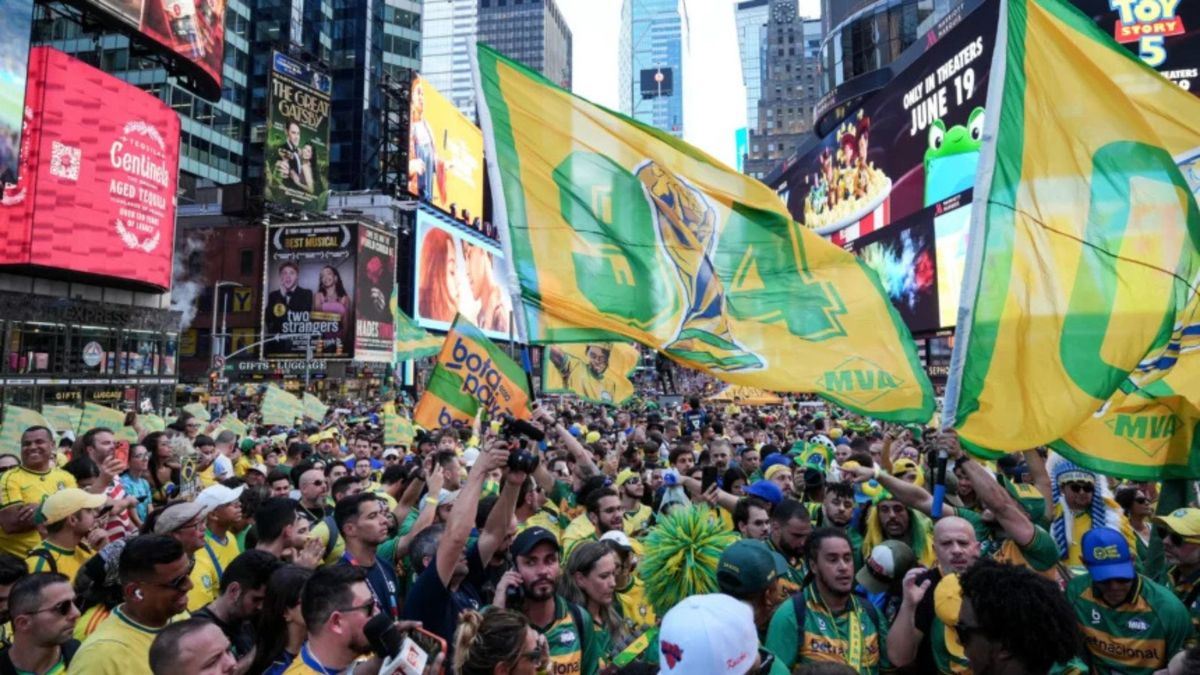 Torcedores capixabas levam Saveiro com paredão de som para Times Square