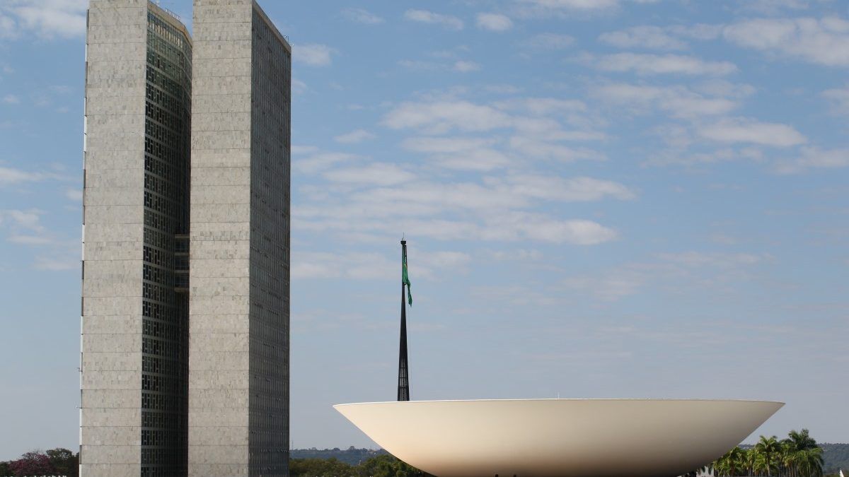Reviravolta no fim da escala 6x1? Emenda de 176 deputados prevê jornada de 52h e corte no FGTS