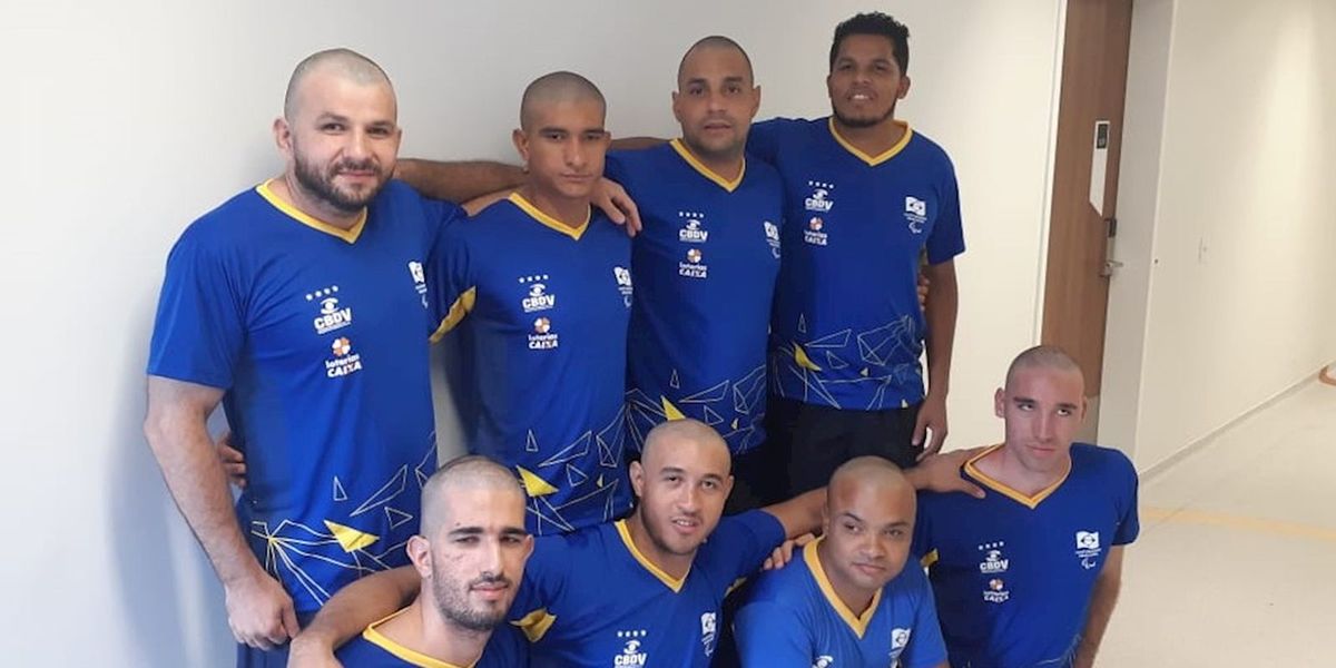 Atletas raspam cabeça em solidariedade a parceiro com câncer