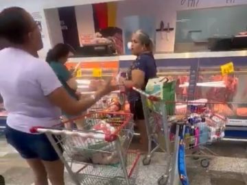 Mulheres discutem em fila de supermercado Guanabara após cliente defender atendente no Rio