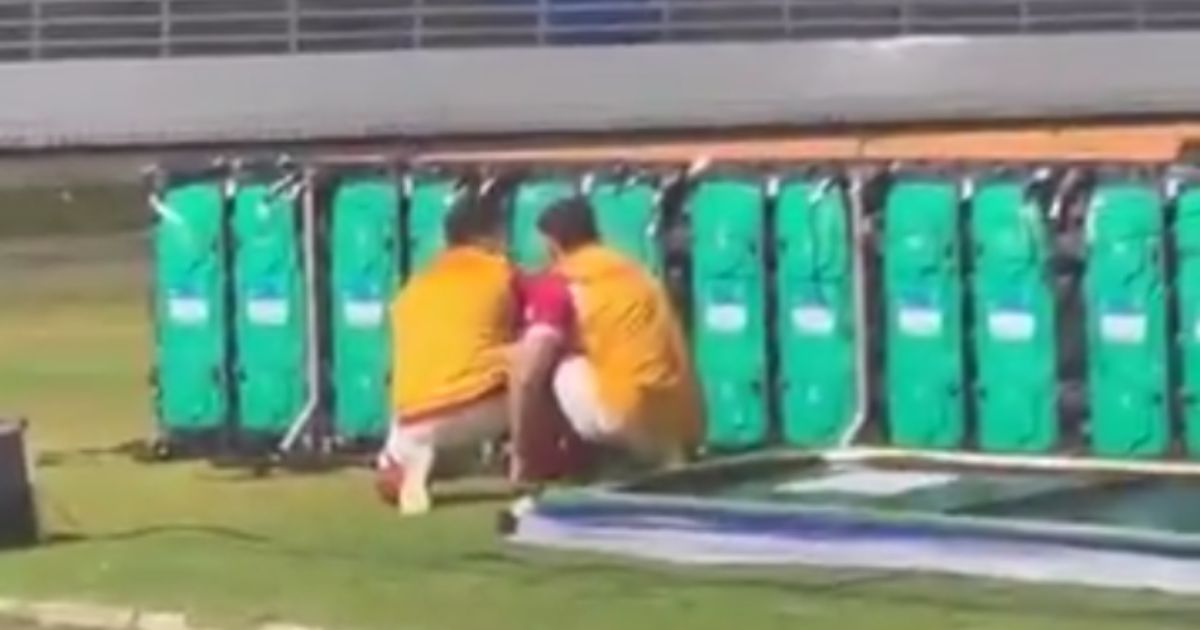 VÍDEO: Jogadores do CRB se escondem atrás de placas de publicidade para evitar cartão amarelo
