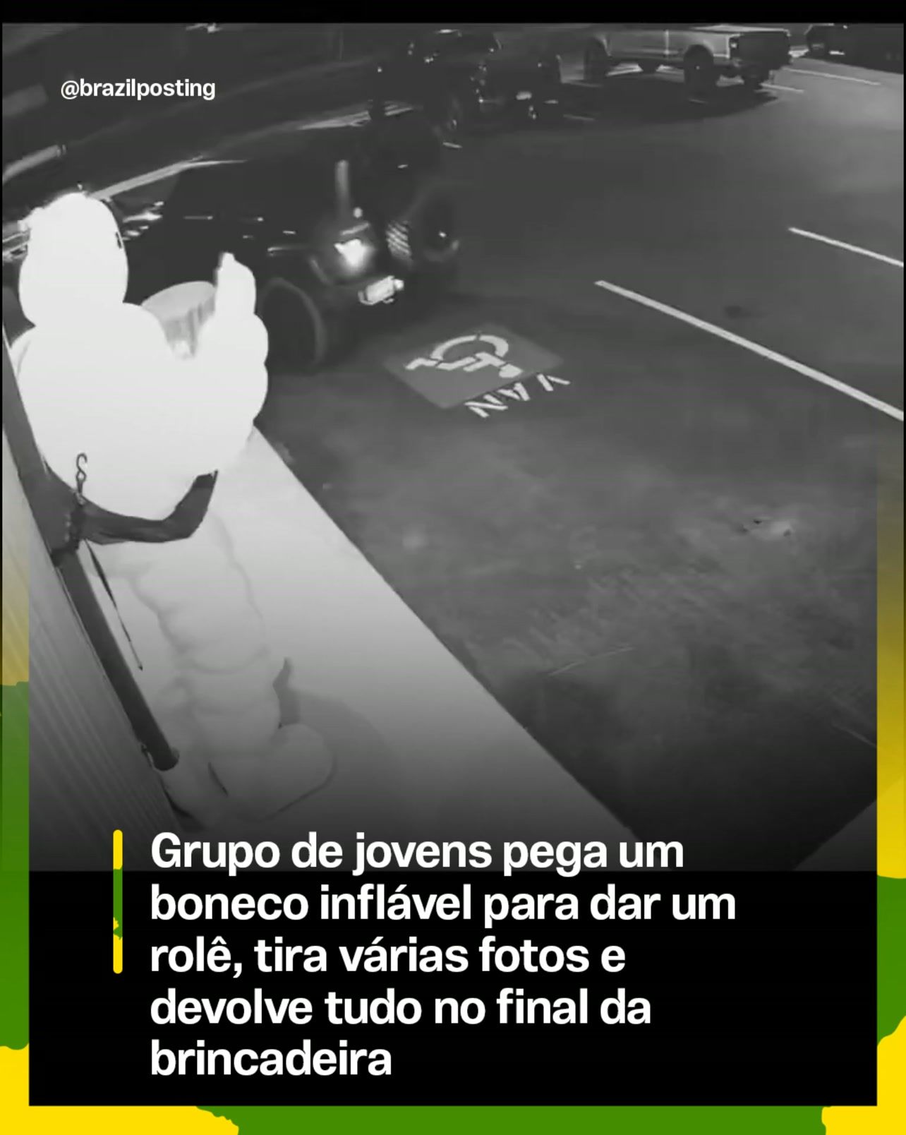 Boneco inflável branco em primeiro plano dentro de um carro estacionado à noite, com grupo de pessoas ao fundo em estacionamento urbano.