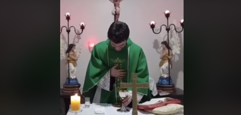 VÍDEO: Padre cai em riso incontrolável após corda de violão quebrar em missa