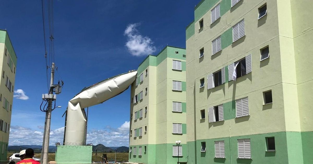 Caixas-d'água desabam em cima de prédio no ES; veja o momento