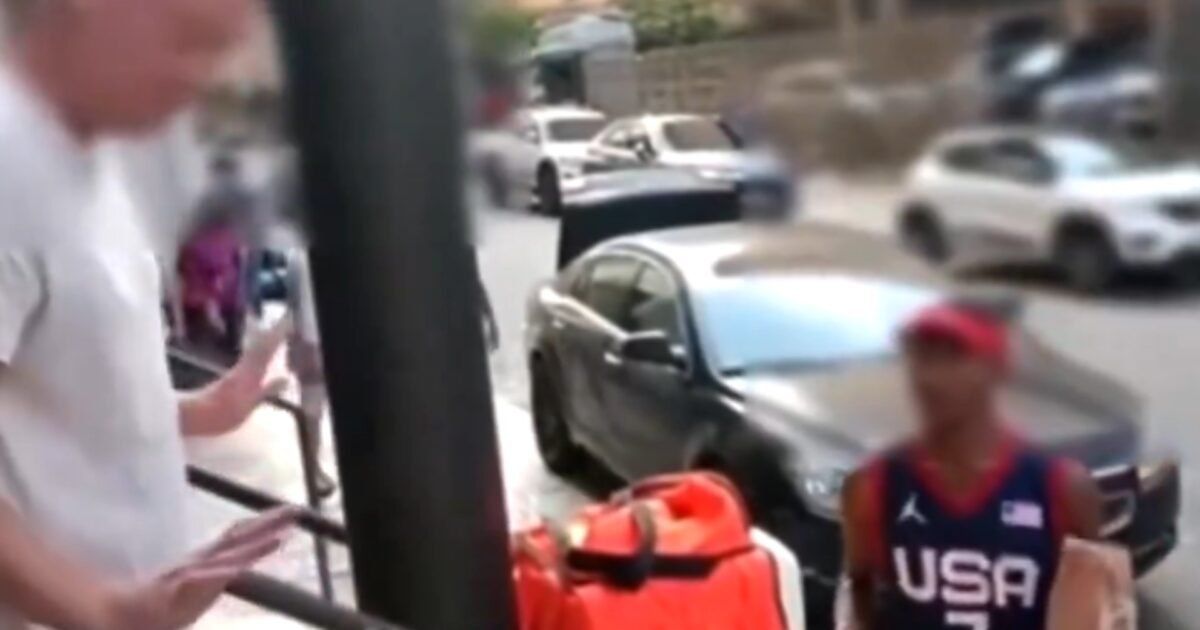 RJ: entregador dá bronca em inglês após cliente estrangeiro demorar para buscar comida; assista