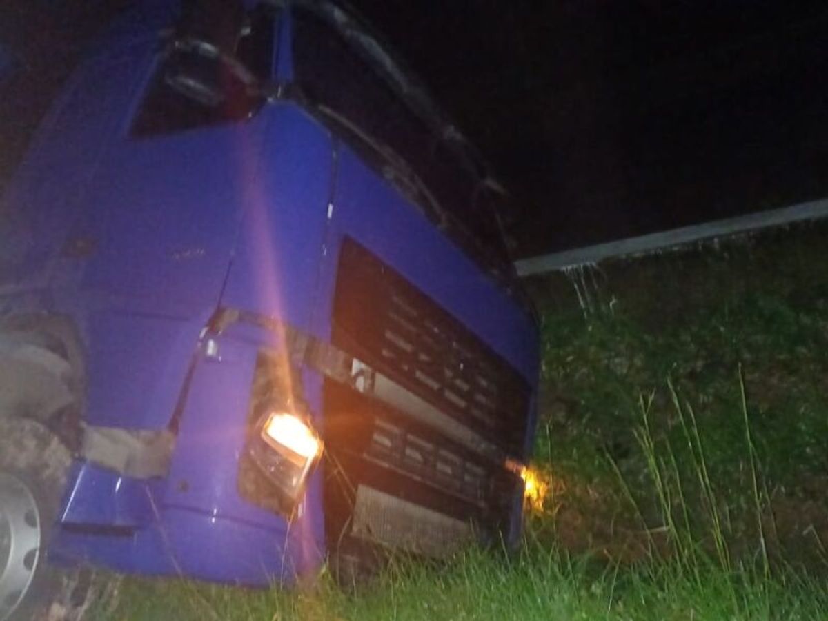 Caminhão carregado de iogurte e queijo tomba e deixa trânsito lento em Ipojuca; carga é saqueada