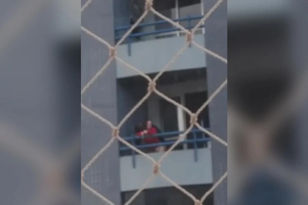 VÍDEO: Casal faz sexo em sacada, e mulher dispara a vizinhos: 