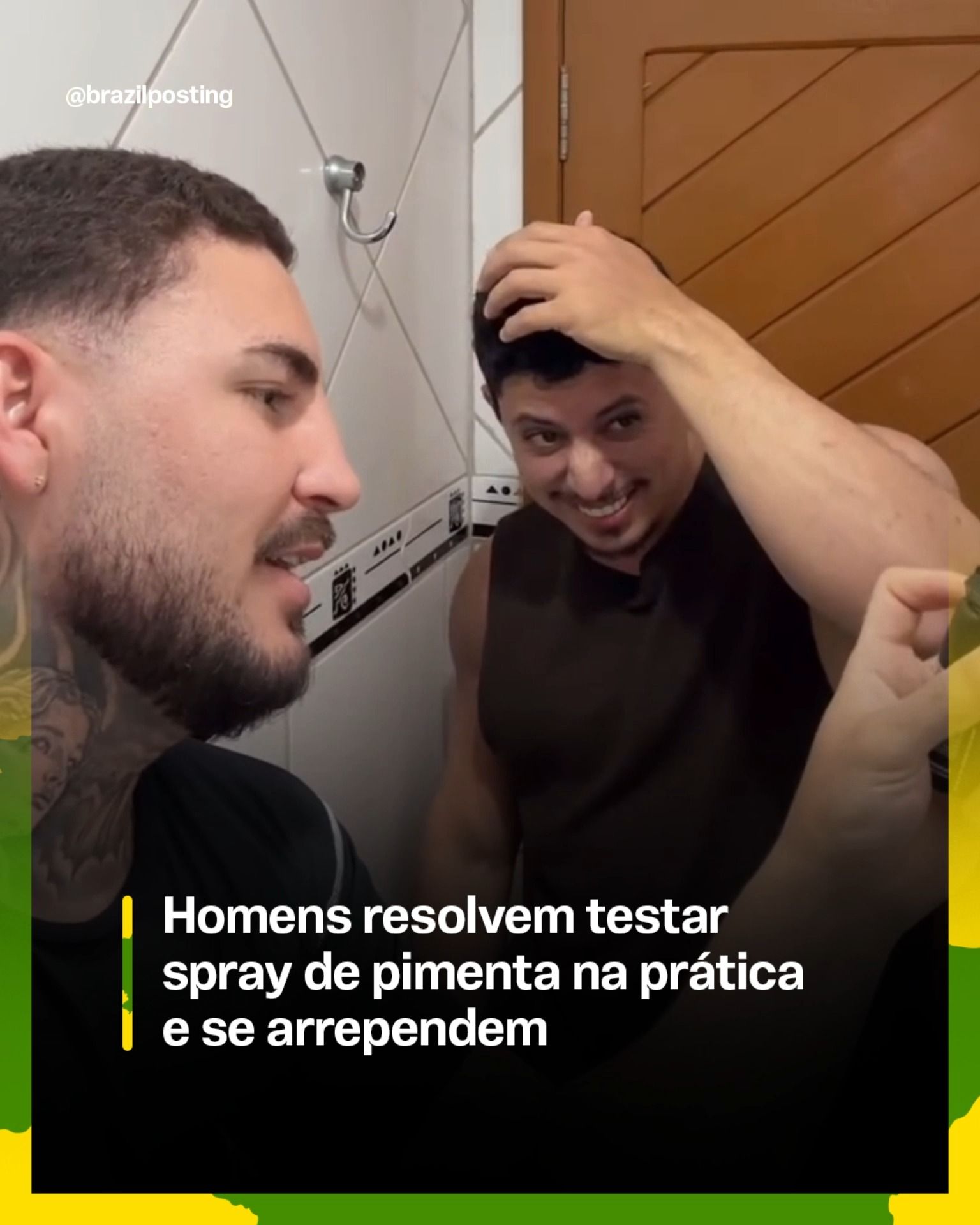 Dois homens em ambiente indoor, um com expressão de desconforto, outro coçando a cabeça com a mão, ambos com rostos avermelhados, parede de madeira ao fundo.