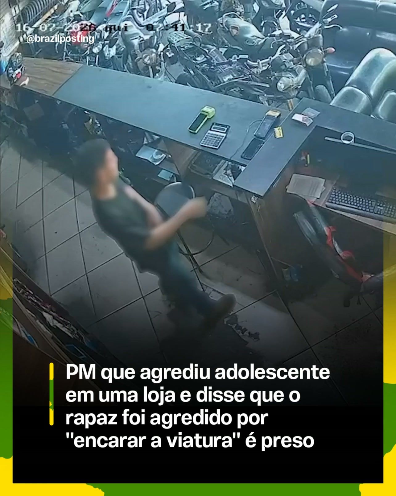 Câmera de segurança mostra homem em pé junto a balcão de loja, com motos e equipamentos de trabalho ao fundo