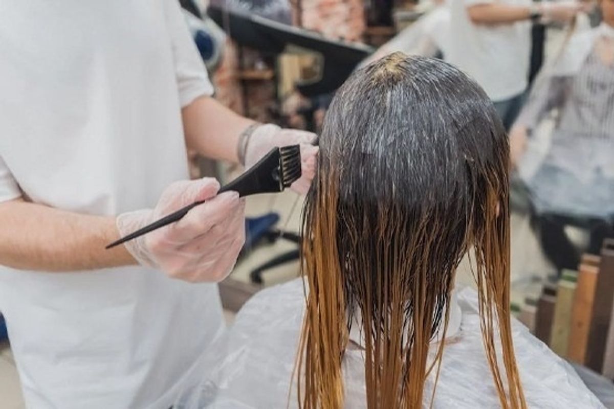 Salão deve indenizar cliente por perda de cabelos e transtornos após tratamento falho