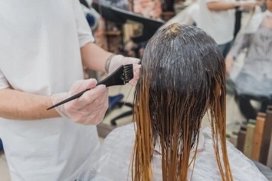 Salão deve indenizar cliente por perda de cabelos e transtornos após tratamento falho