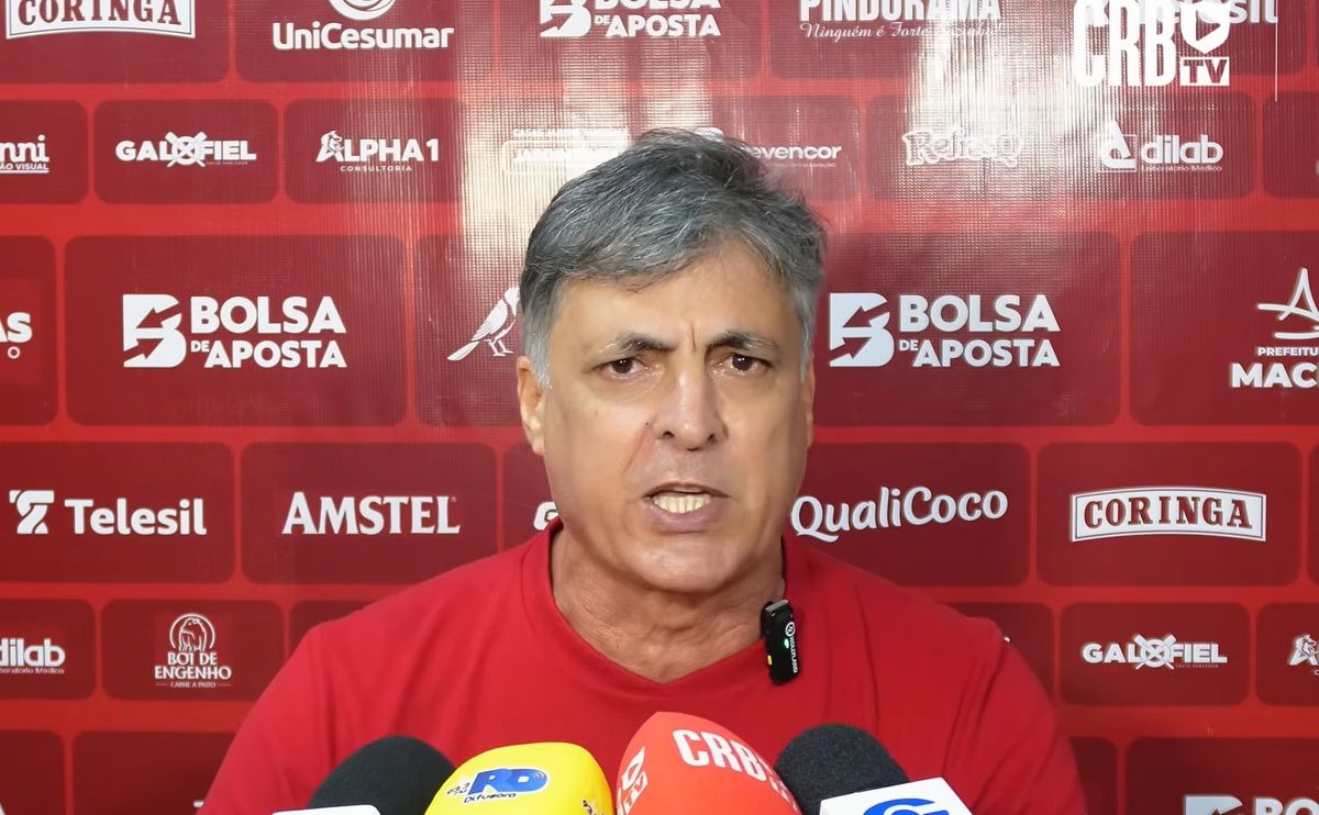 Árbitro dá cartão amarelo para 12 jogadores do CRB após comemoração do gol e revolta presidente do clube