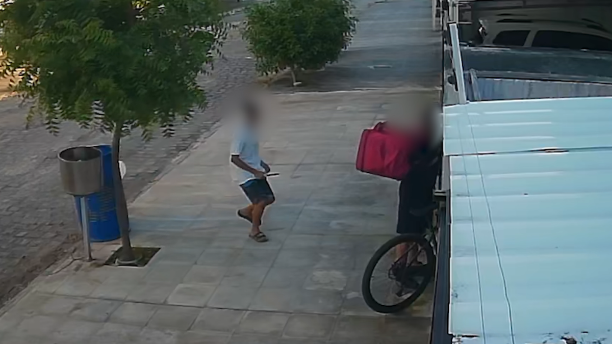 Entregador implora de joelhos, mas tem bicicleta e celular roubados em João Pessoa