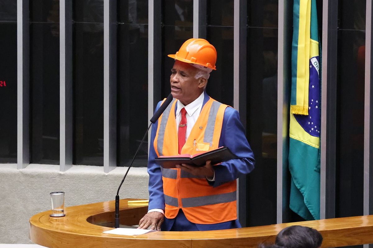 Deputado diz que fim da 6x1 dará tempo para trabalhador 'fazer sexo em paz'