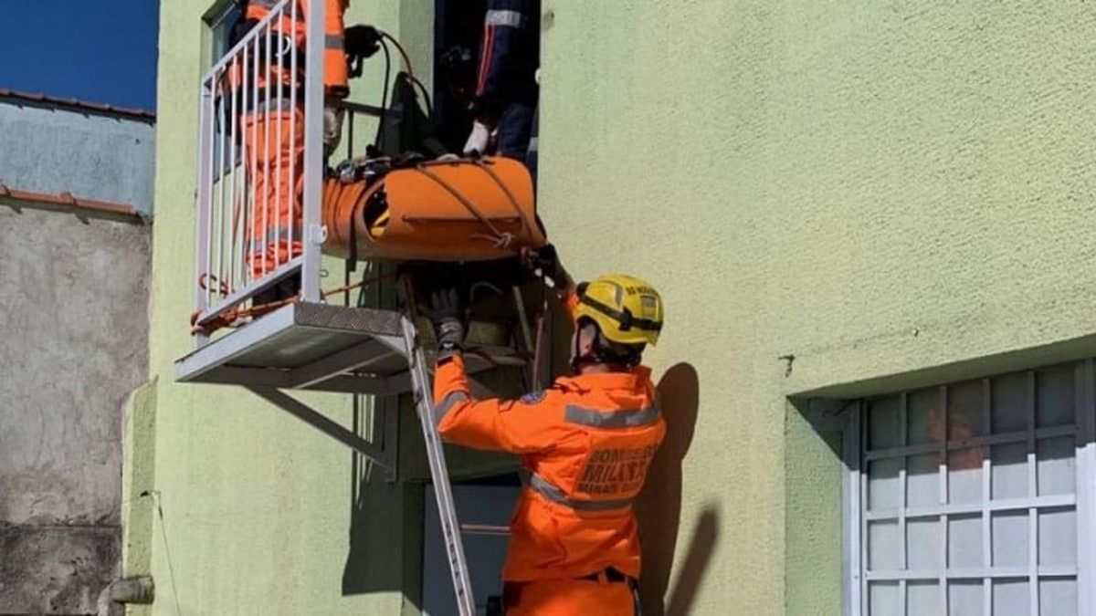Vídeo: idosa acamada é resgatada por ficar 'presa' em casa com escada caracol em Minas
