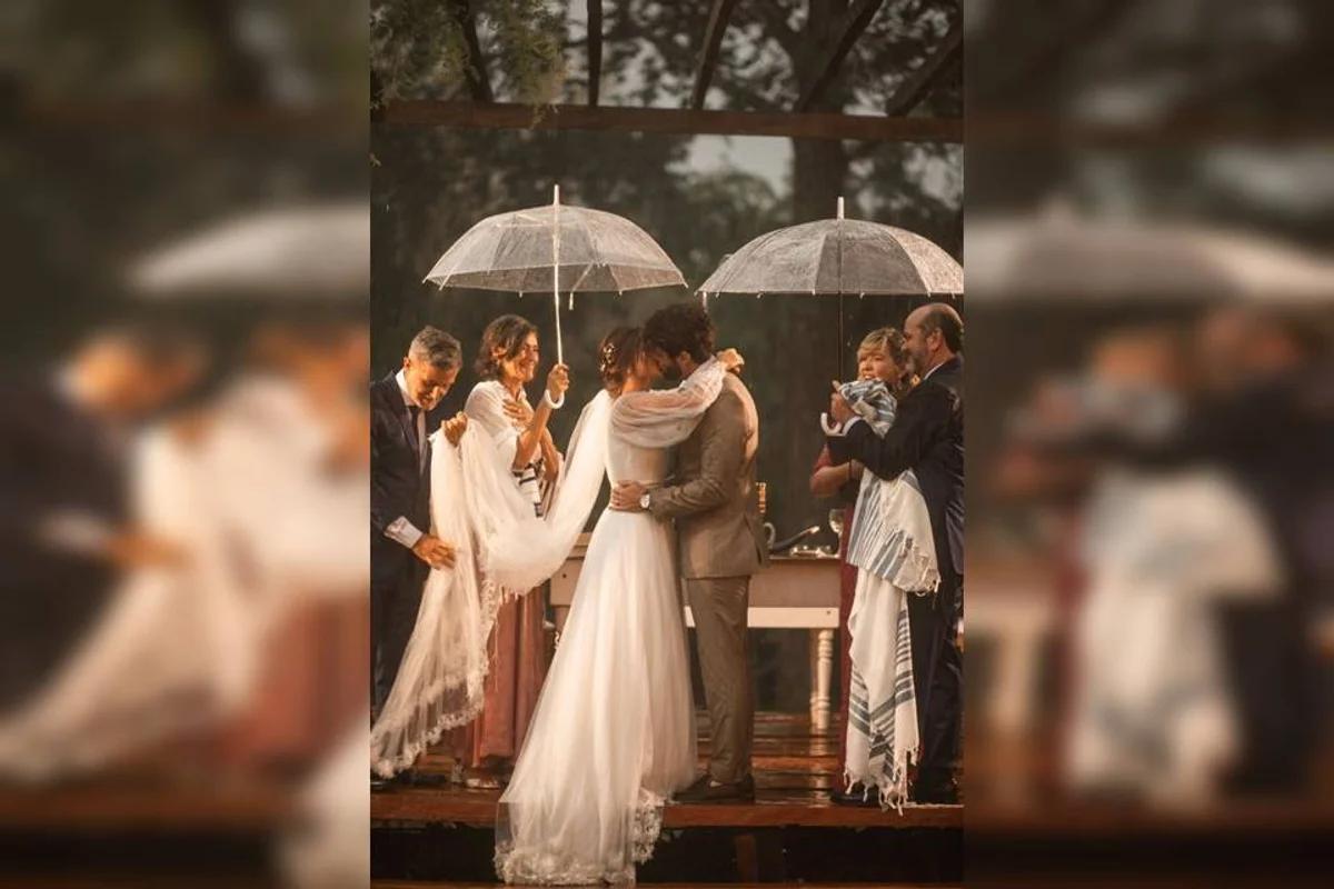 Chuva cai durante casamento e fotos da cerimônia ficam incríveis