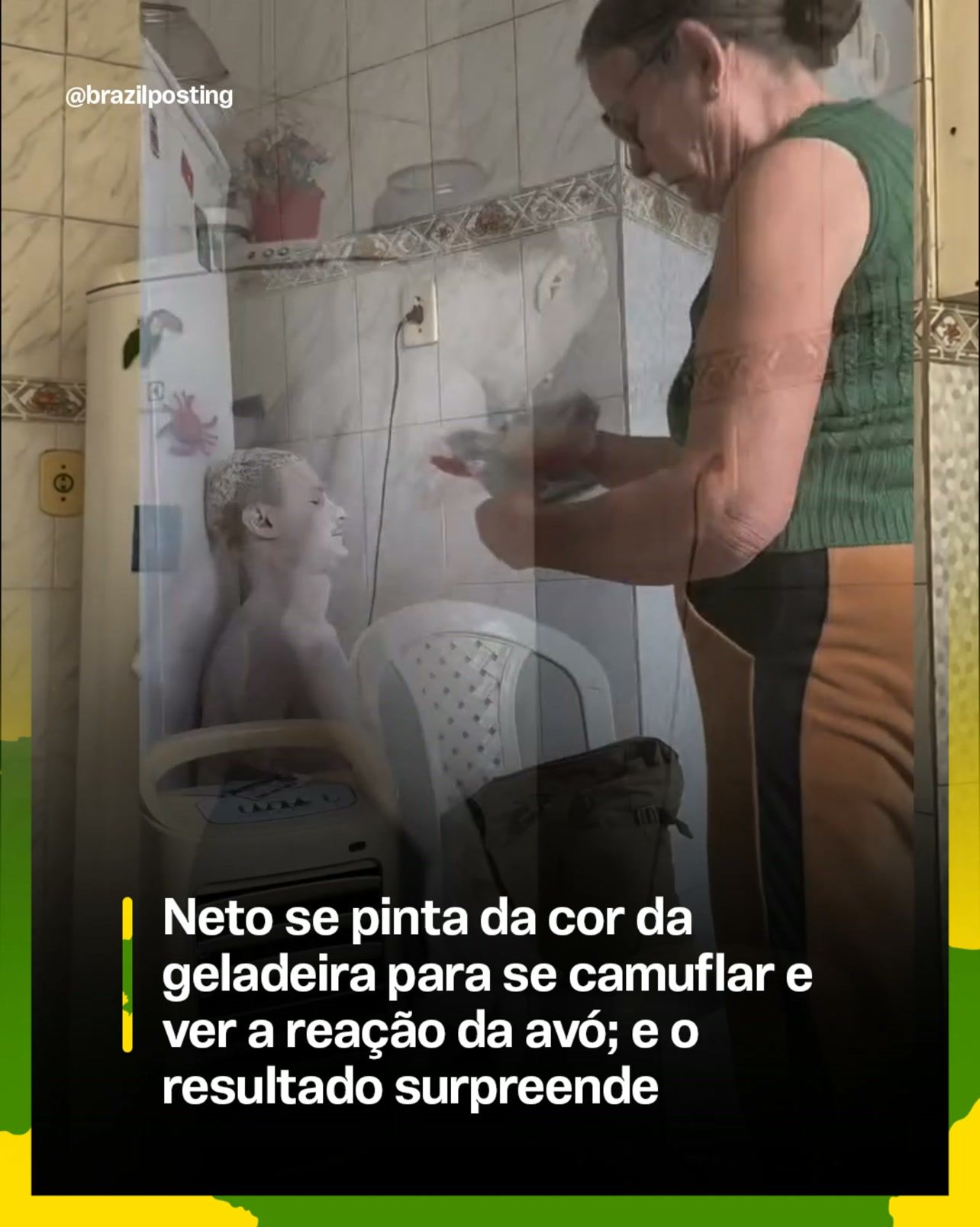 Jovem sem camisa pintado de branco de pé dentro de uma cozinha, em frente a uma geladeira branca. Uma mulher de cabelo grisalho veste uma blusa verde e observa a cena com expressão de surpresa.