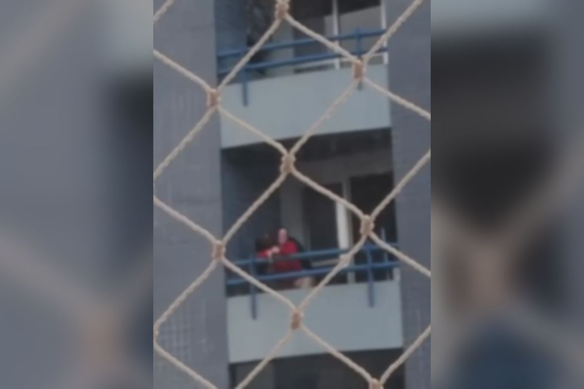 Casal transa na sacada e vizinhos acionam a polícia: 
