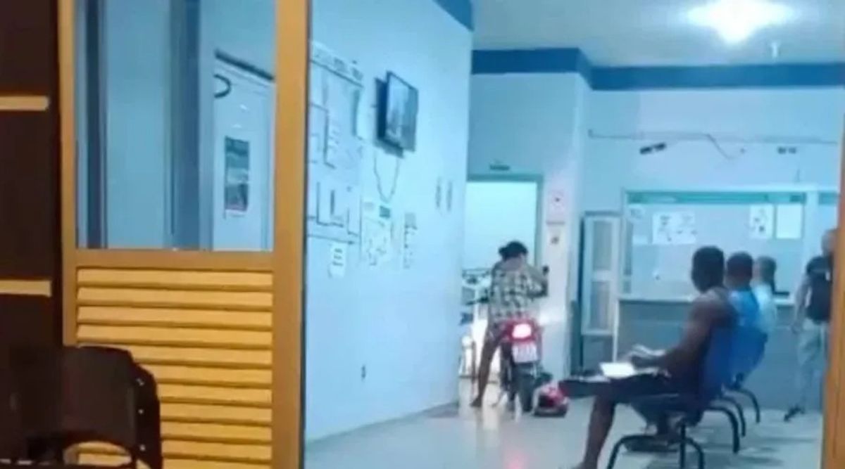Vídeo: Mulher invade UPA com moto em cidade do Sudoeste baiano