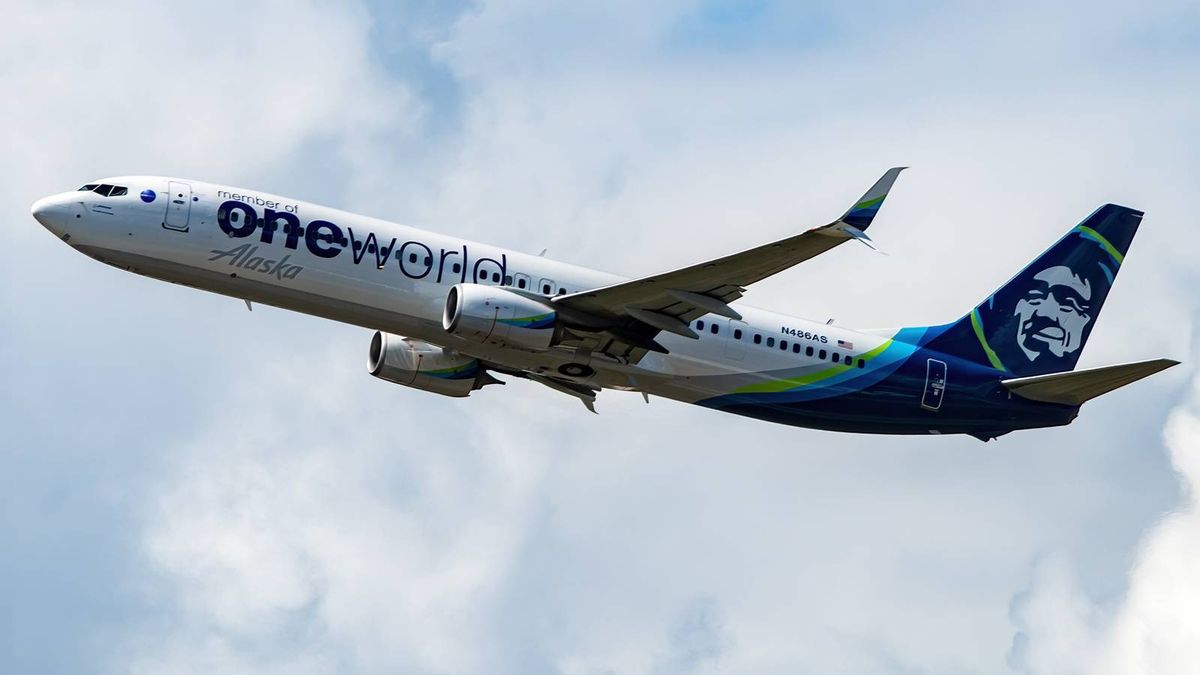 Alaska Airlines Passenger Opens Emergency Exit & Walks On Wing